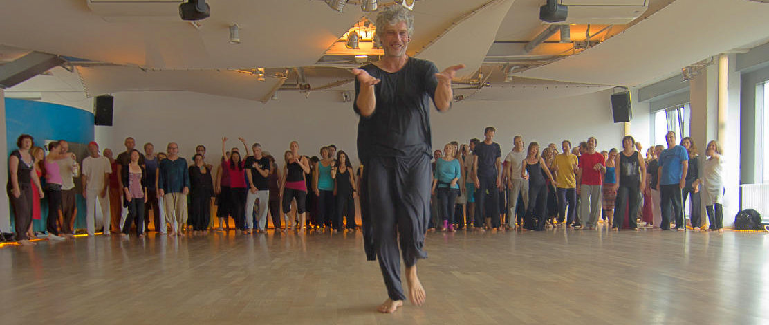 Andreas vor Tanzgruppe beim "Sunday-Morning-Prayer-Waves"