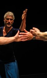 Bild: Andreas tanzt in Gruppe