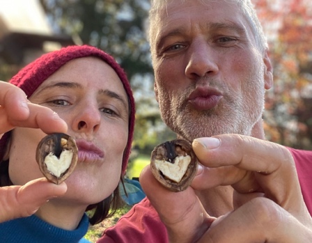 Anina Gmür und Andreas Tröndle zeigen Innenseiten von Baumnusshälften (Herz)